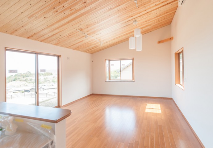 片流れ屋根の部分を有効活用した開放的な室内