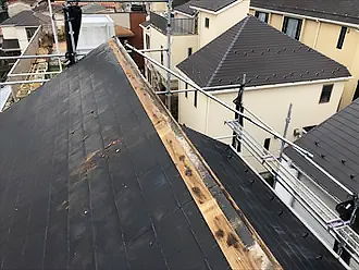 片流れ屋根の棟板金が剥がれて無くなっています