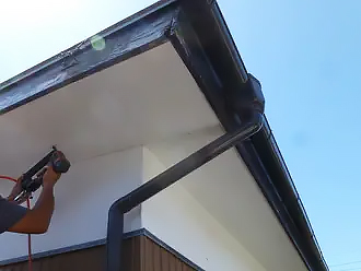 軒天の張替えを行っている様子