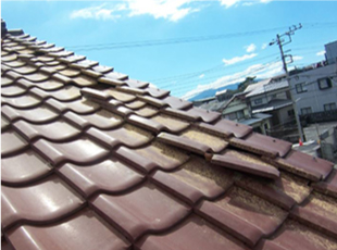 袖に近い部分の瓦が数枚ずれてしまった施工前の瓦屋根