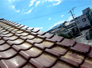 補修し綺麗に整列された施工後の瓦屋根