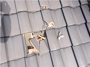 瓦の一部が粉々に割れた施工前の瓦屋根