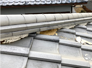 漆喰が剥がれ瓦屋根の上にこぼれている施工前の瓦屋根