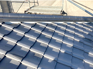 漆喰を綺麗に詰め直した施工後の瓦屋根