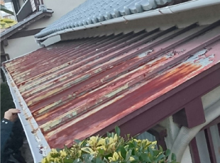 霧除けの板金が錆びて劣化した様子