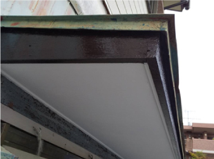 軒裏に重ね貼りと塗装により施工が完了した霧除け