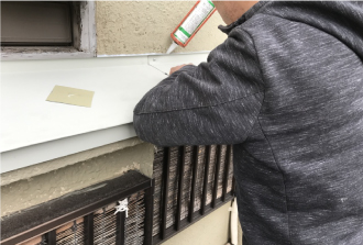 外壁との取り合い部は板金を立ち上げ、コーキングに厚みを出して充填します