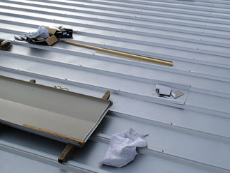 ガルバリウム鋼板で葺きました