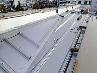 屋根面の接合部分は加工したガルバリウム鋼板を取り付けていきます