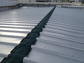 最後に棟板金を取り付けます