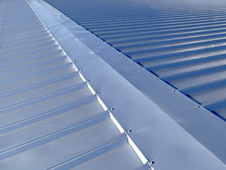 棟板金を取り付け屋根カバー工事が竣工