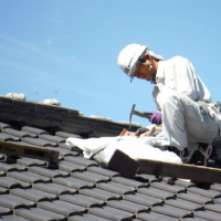 瓦屋根を修理している様子