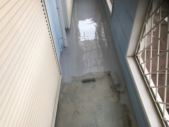 バルコニーの防水工事　ウレタン防水材塗布