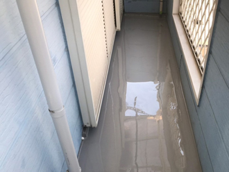 バルコニーの防水工事　トップコート塗布