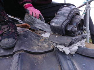 鬼瓦の漆喰工事