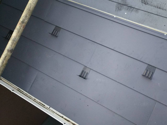 屋根カバー工法　屋根材設置　スーパーガルテクト