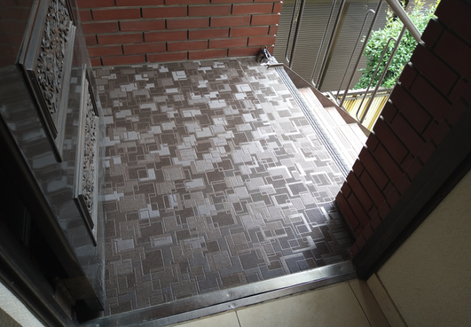 秦野市本町で雨漏りの原因である階段踊り場を、タキステップとタキストロンを使用して施工