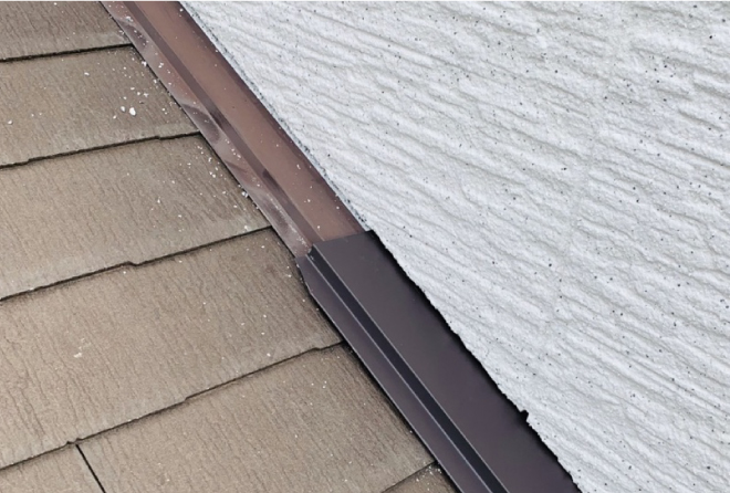 古い雨押さえ水切り板金よりも一回り大きい新しい水切り板金を上から設置していきます