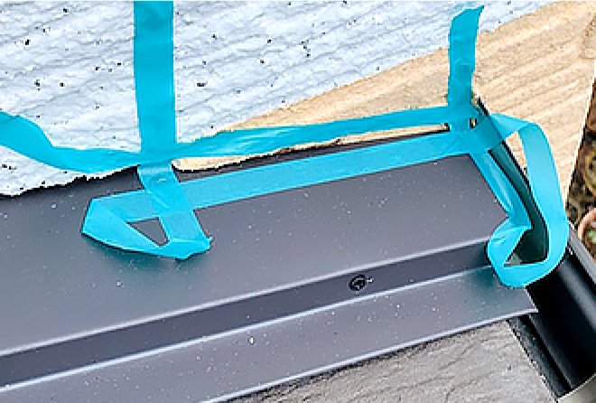 外壁と雨押さえ水切り板金の取り合い部分の隙間は、シーリングでしっかり止水処理しました