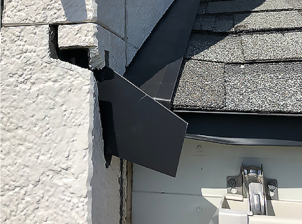 新しい壁止まり板金と雨押さえ水切り板金の施工が完了。排水テストも問題ありませんでした