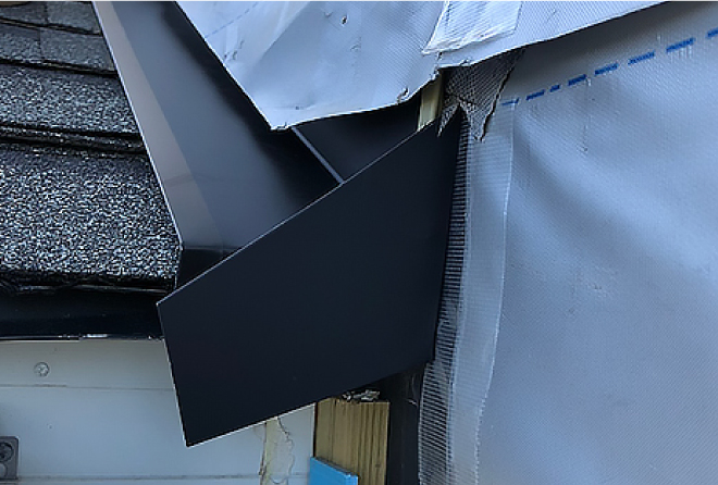 壁止まり板金の施工が完了したら、壁際の雨押さえ水切り板金を新しく施工します