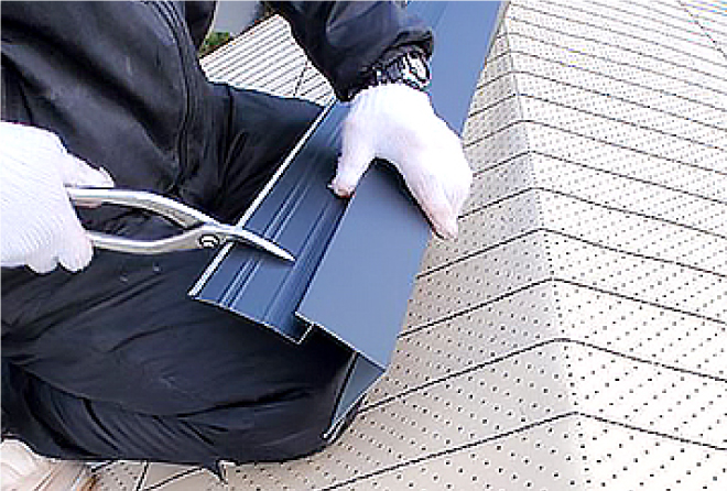 寸法に合わせて新しいケラバ水切り板金をその場で職人が加工していきます