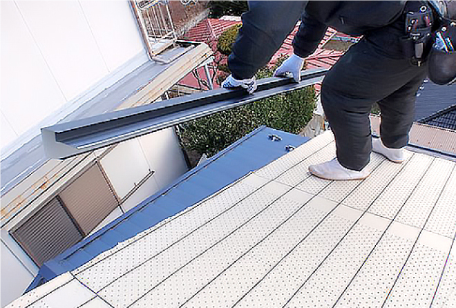 屋根の形に合わせて加工したケラバ水切り板金を、ケラバの端に1本ずつ取り付けていきます