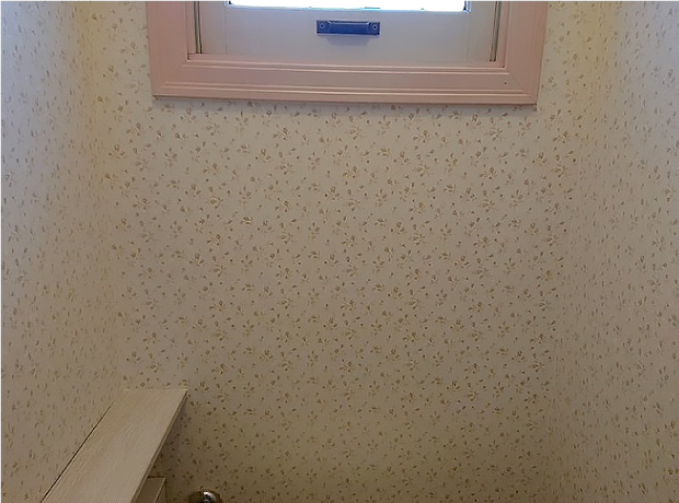 雨漏り補修と内装のクロスの張替えが完了し綺麗になった窓下の壁