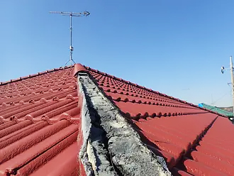 モニエル瓦の棟瓦部分が大きく欠損