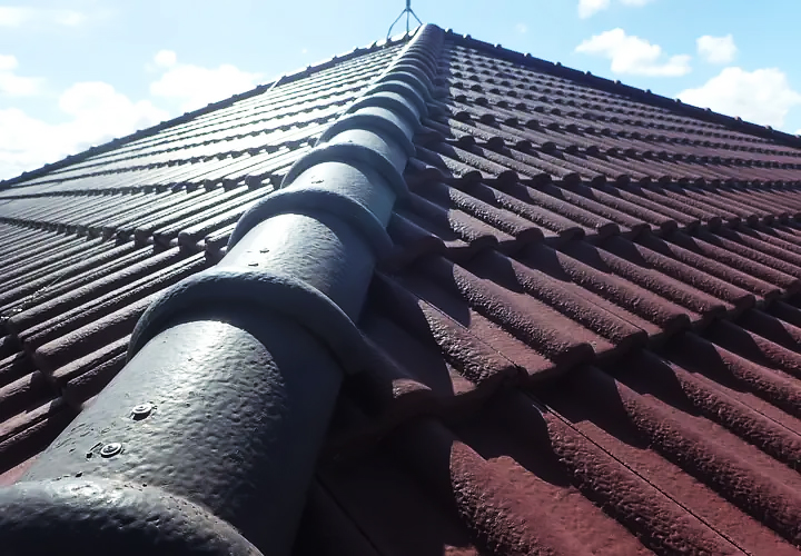 新しく棟取り直し工事を行った施工後のモニエル瓦