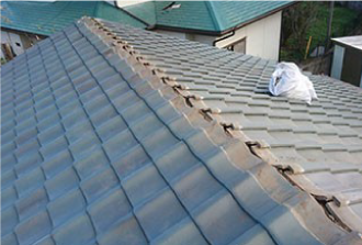 棟瓦が無い状態の瓦屋根