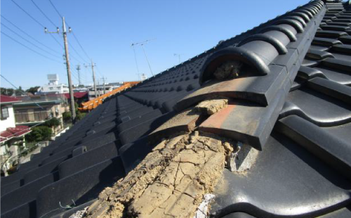 棟が崩壊し瓦が落ちた屋根