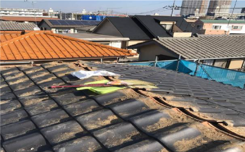 棟瓦や内部の土を撤去