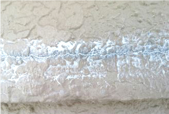 外壁の太いひび割れはエポキシ樹脂を注入することで拡大を抑えます。