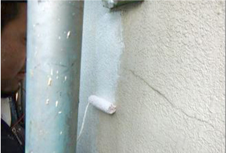 外壁の補修後、パテ効果のある下塗りフィラーを塗布していきます。