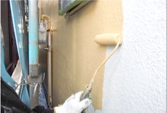 外壁を微弾性塗料でヘアークラックを埋めながら塗装を仕上げていきます。