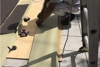 職人が板金加工している様子