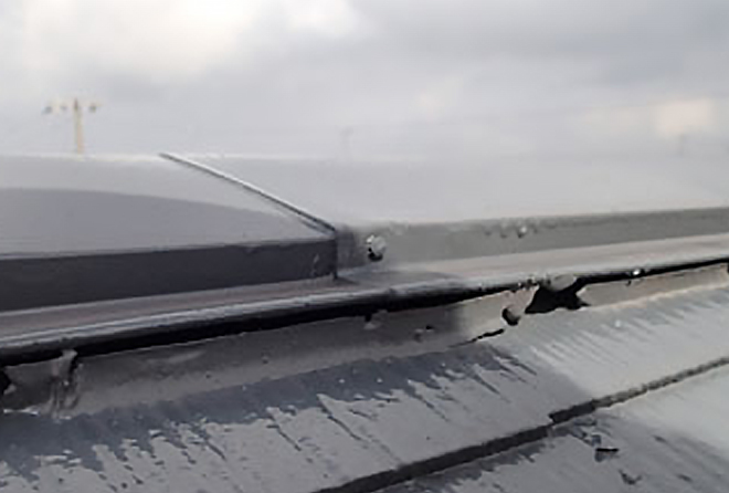 棟板金と屋根の塗装部分