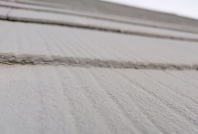 縁切り不足で隙間が塞がっているスレート屋根