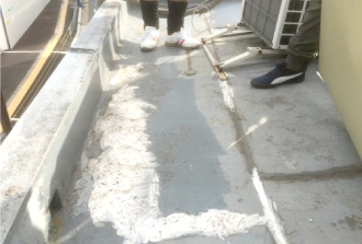 表面が傷みコーディングが剥がれた陸屋根