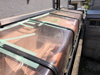 経年劣化したポリカーボネート製の屋根の様子1