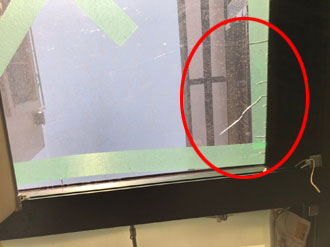 サンルーム内側からヒビを確認している様子