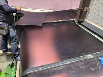 新しいポリカーボネートを設置していく様子
