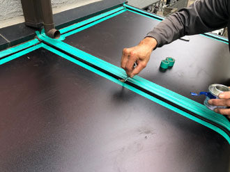 プライマーを塗布している様子