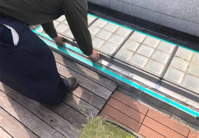 コーキング前にマスキングテープで養生する様子