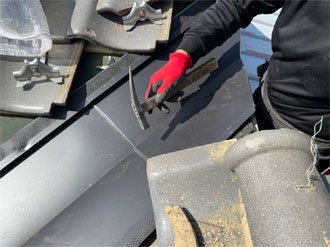 新しい谷板金を設置する様子