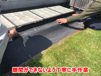 イージーフラッシュを貼っている様子