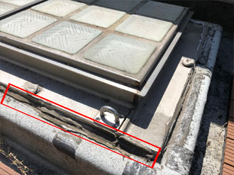 取り付け部のコーキングが劣化している様子