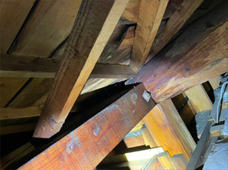屋根裏で見つけた雨漏りの形跡