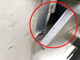 軒先の左側に空いた大穴